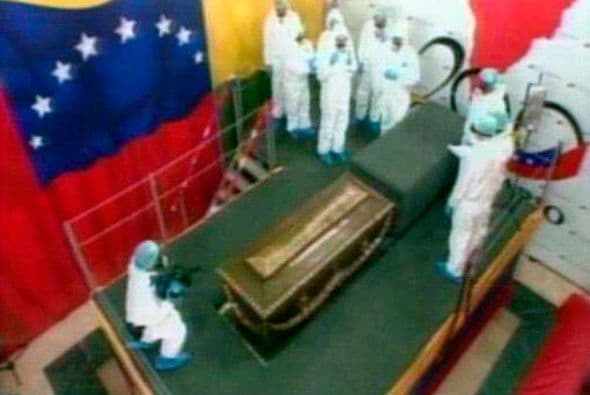 Durante la madrugada del 17 de julio de 2010, un grupo de personas vestidas de blanco, con el rostro oculto, abrieron el sarcófago que contenía los restos del Libertador, Simón Bolívar, bajo órdenes del presidente Hugo Chávez. Era una noche de luna llena, ideal para brujerías...