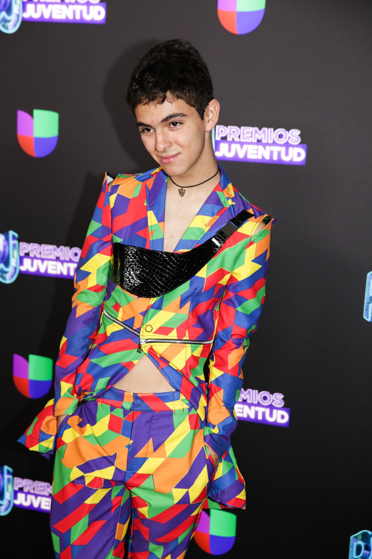 El actor fascinó a su llegada a la ceremonia de premiación.