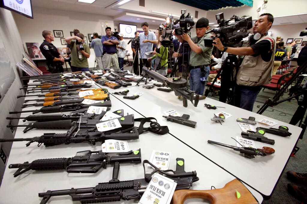 Armamento decomisado a la Mafia Mexicana en el sur de California en 2011.