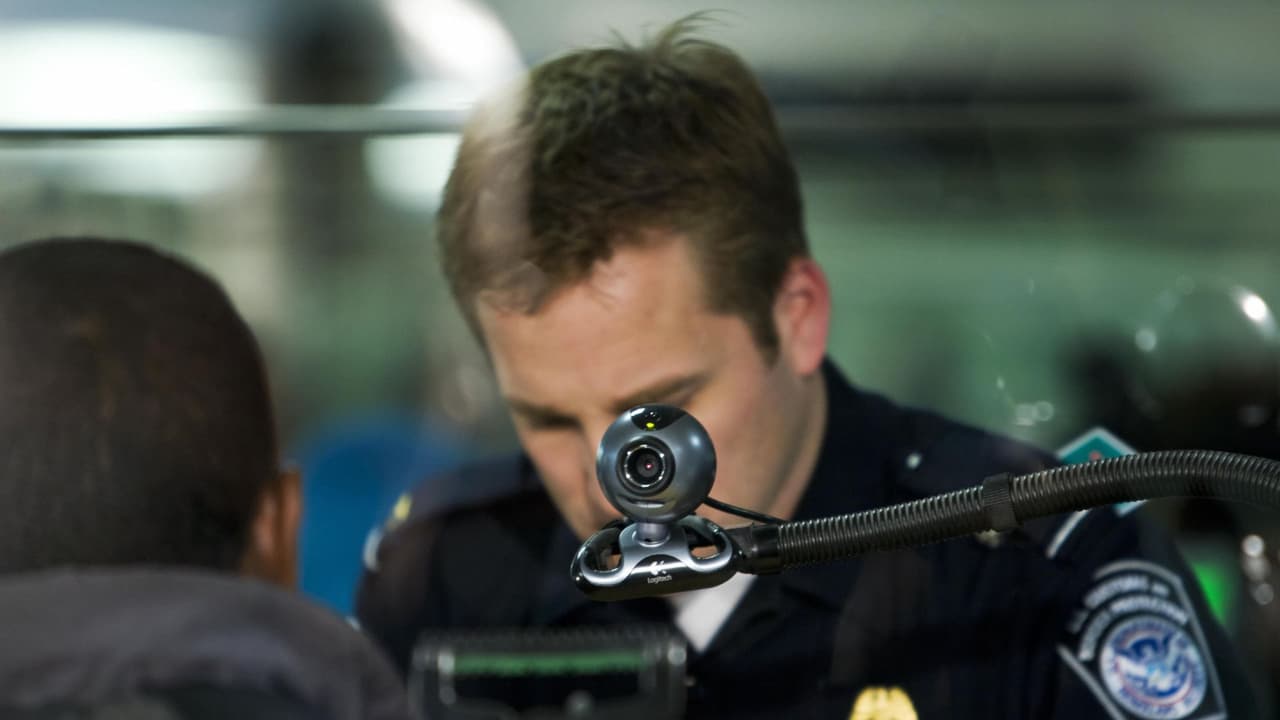 De acuerdo con The New York Times, el gobierno de Donald Trump está considerando nuevas medidas migratorias con las que busca restringir el ingreso de ciudadanos de 43 países. La mayoría de la lista está ocupada por países musulmanes, pero, según el reporte, se incluiría a Venezuela y Cuba.