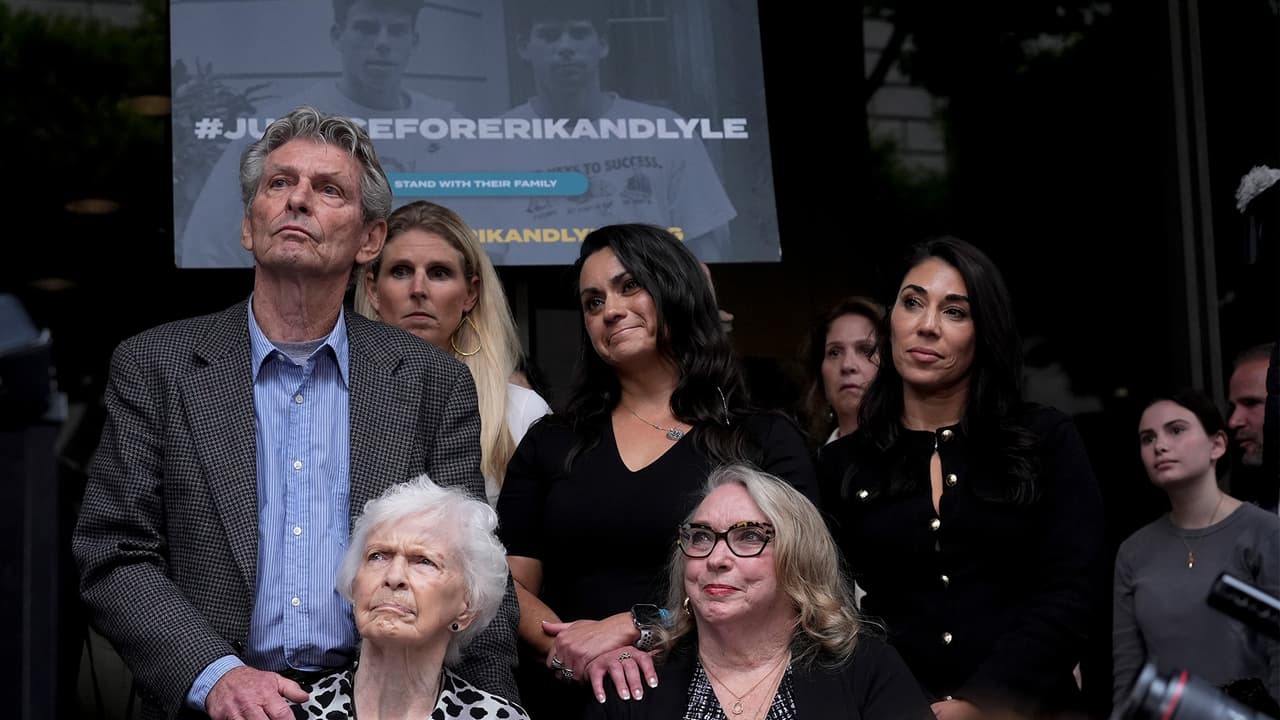Para 
<b><a href="https://www.univision.com/local/los-angeles-kmex/familia-hermanos-menendez-pide-segunda-oportunidad-para-lyle-y-erik-se-les-haga-justicia" target="_blank">la familia de los hermanos Menéndez</a></b> ya es tiempo de que se les perdone. “Eran dos niños que intentaban sobrevivir a la crueldad indescriptible de su padre", resumió Joan Andersen VanderMolen, hermana de Kitty Menéndez.
<br>
<br>
<b><a href="https://www.univision.com/local/los-angeles-kmex/hermanos-menendez-pierden-oportunidad-de-libertad-condicional-las-claves-de-la-decision-judicial" target="_blank">Ese perdón, por parte de la justicia aún no llegará</a></b>
<a href="https://www.univision.com/local/los-angeles-kmex/hermanos-menendez-pierden-oportunidad-de-libertad-condicional-las-claves-de-la-decision-judicial" target="_blank">.</a>
<br>
<br>La Junta de Libertad Condicional celebró audiencias por separado con 
<b>Erik y Lyle Menéndez</b>, tras lo cual sometió sus 
<b>recomendaciones al gobernador de California, Gavin Newsom,</b> quien podría tomar la decisión de 
<b>indultarlos o no</b>.