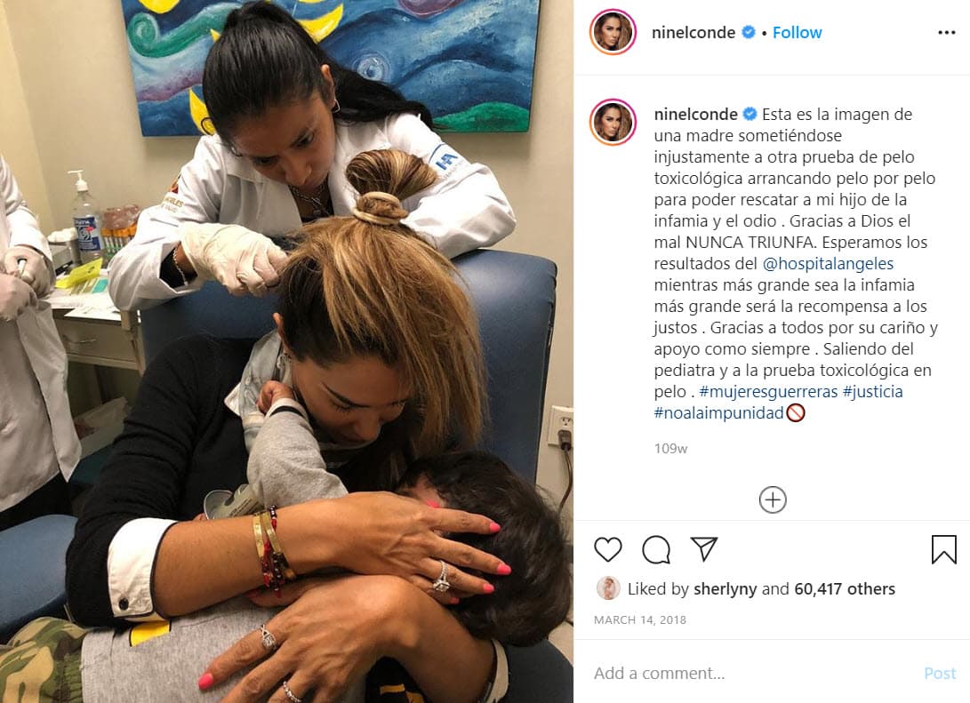 Días más tarde, 'El Bombón Asesino' volvió a practicarse otra prueba toxicológica, la cual documentó en sus redes sociales con un video en donde se ve cómo
<b> le retiran cabello mientras abraza a su hijo Emmanuel</b>, que en ese entonces tenía 3 años.
<br>