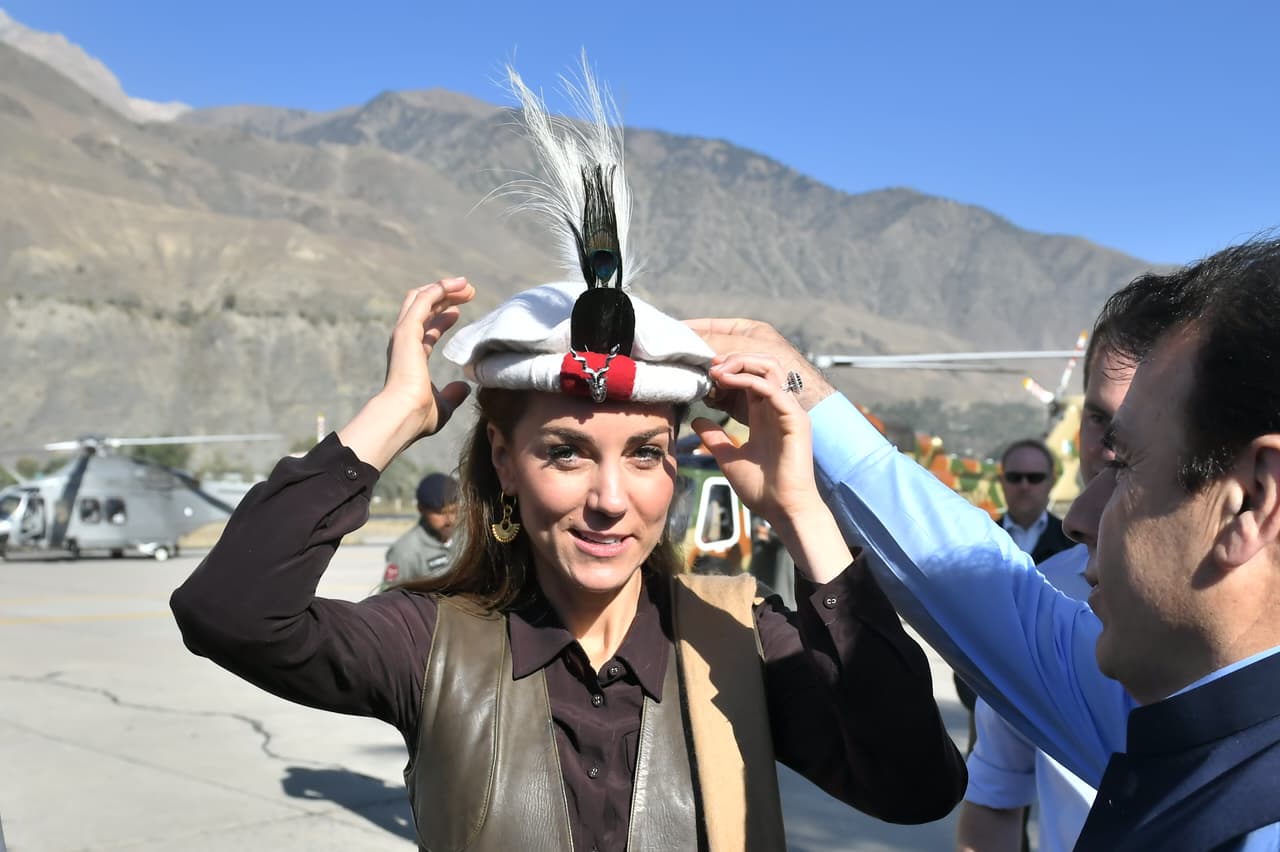 Durante la jornada, ese no fue el único recuerdo a la difunta Lady Di. En cuanto arribaron a Chitral, Kate Middleton recibió un sombrero militar de los Chitral Scouts, una unidad militar local que se encarga de resguardar la frontera occidental de Pakistán en tiempos de paz.