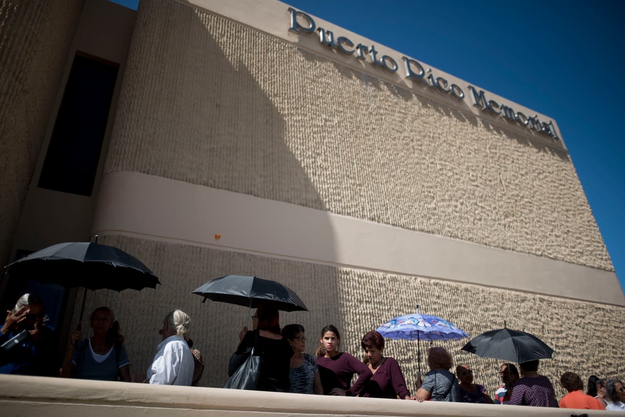 Cuando anochecía en San Juan, los admiradores continuaban llegando, entre ellos María Fuentes, de 71 años, que alguna vez llamó a una línea psíquica de Walter Mercado y conversó con él directamente antes de que se hiciera famoso. Ella era adolescente mayor y tenía dudas en cuanto a lo que debía estudiar y el rumbo que debía tomar en su vida. “Me dijo que creyera en mí, que los geminianos teníamos muchos talentos”, recordó Fuentes.