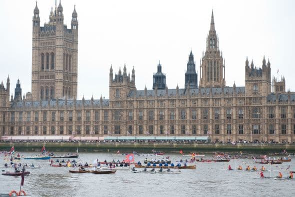 1,000 BOTES- Un desfile fluvial a través del río Támesis fue parte de la celebración de la reina Isabel II en la corona inglesa, para ello se usaron mil botes y barcazas.