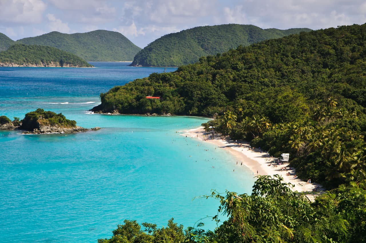 <b>Puesto 15. Bahía de Maho (St John, Islas vírgenes de Estados Unidos)</b>
<br>
<br>“Es una hermosa playa de arena blanca donde se puede bucear con tortugas marinas”, reseño un visitante de este destino en el Caribe. “Vimos innumerables tortugas y un pulpo mientras hacíamos snorkel en la playa”, agregó.
<br>