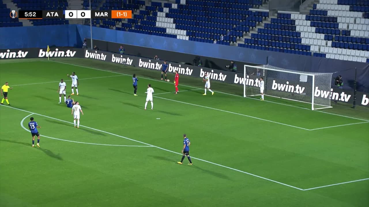 ¡CERCA! Charles De Ketelaere disparó que se estrella en el poste.