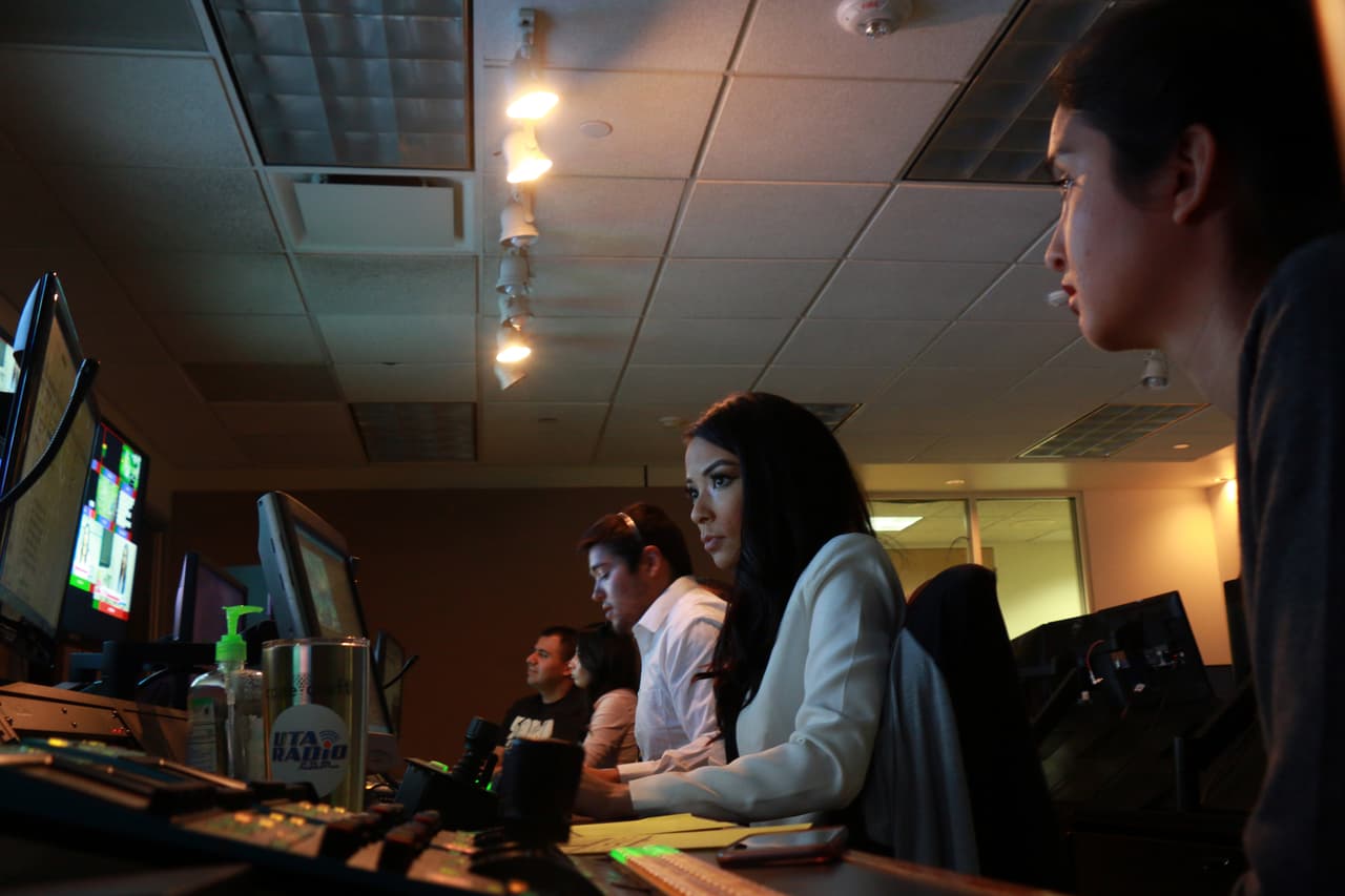 Anahi Perez, Lariza Moreno, Alejandro Jiménez, Mariana Díaz concenrados durante la grabación.