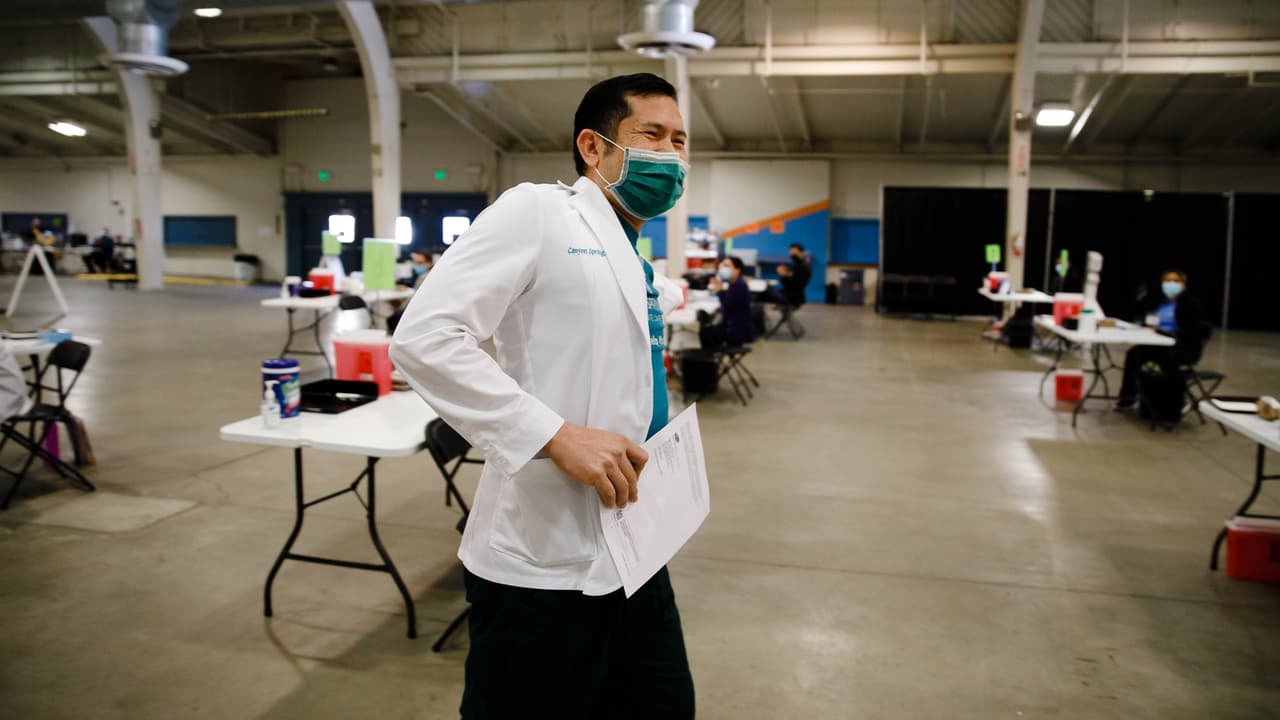 Comienzan a vacunar contra el coronavirus a personal médico del condado de Santa Clara