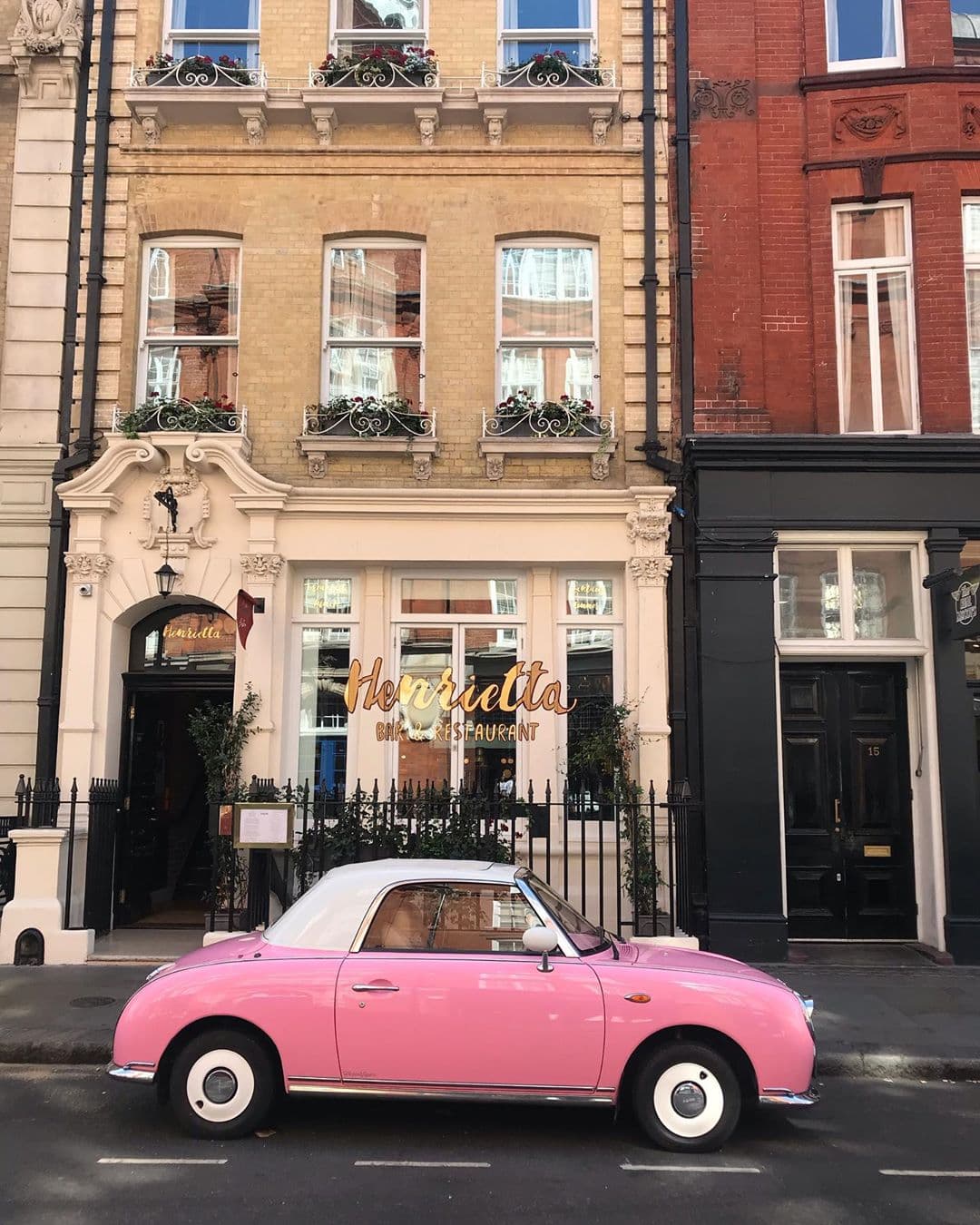 Nuestra conductora también demostró sus dotes como fotógrafa con esta bella imagen de una de las calles londinenses y un bello coche antiguo.