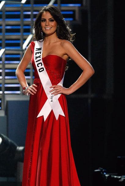 El momento de las preguntas a las aspirantes llegó y Jimena fue la primera en pasar con los jueces.