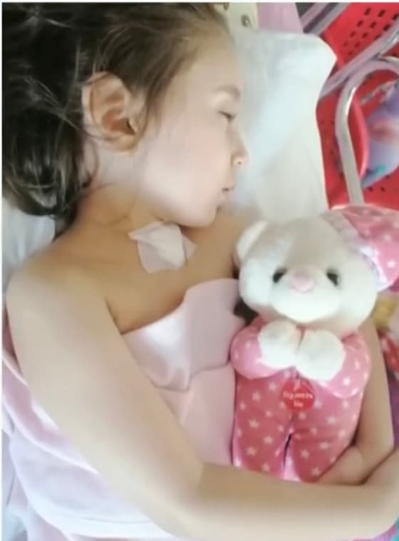 Luego de esos días angustiantes y al ver una leve mejoría, Aby fue dada de alta y los médicos les dijeron a sus padres que podían llevársela a casa, desde donde la podrían aplicar aspiraciones pulmonares que requería su tratamiento. 
<br>