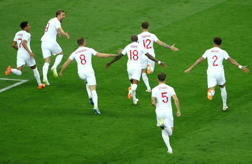 Emocionado, Trippier corrió hacia la esquina para celebrar, perseguido por sus compañeros.