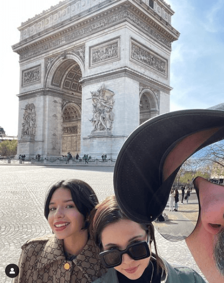 El domingo 10 de abril apareció en una ‘selfie’ junto a su padre, Pepe Aguilar, y su hermana, Aneliz frente al Arco del Triunfo en París y sus fans pudieron ver el costoso abrigo Gucci que portó.