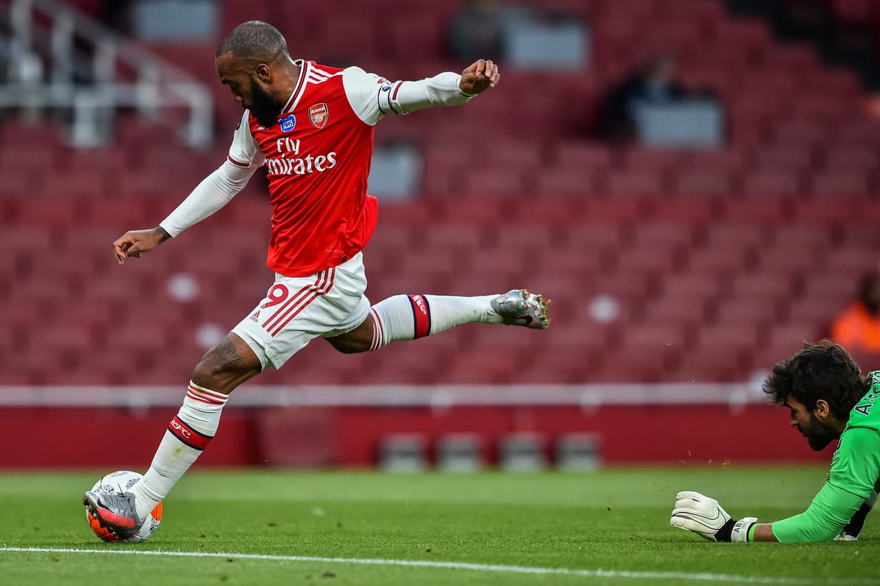 Al 32’ Virgil van Dijk se desconcentró y regaló el empate. Nelson presionó al neerlandés para que perdiera el balón y así fue. Lacazette (32’) fue el encargado de emparejar los cartones.