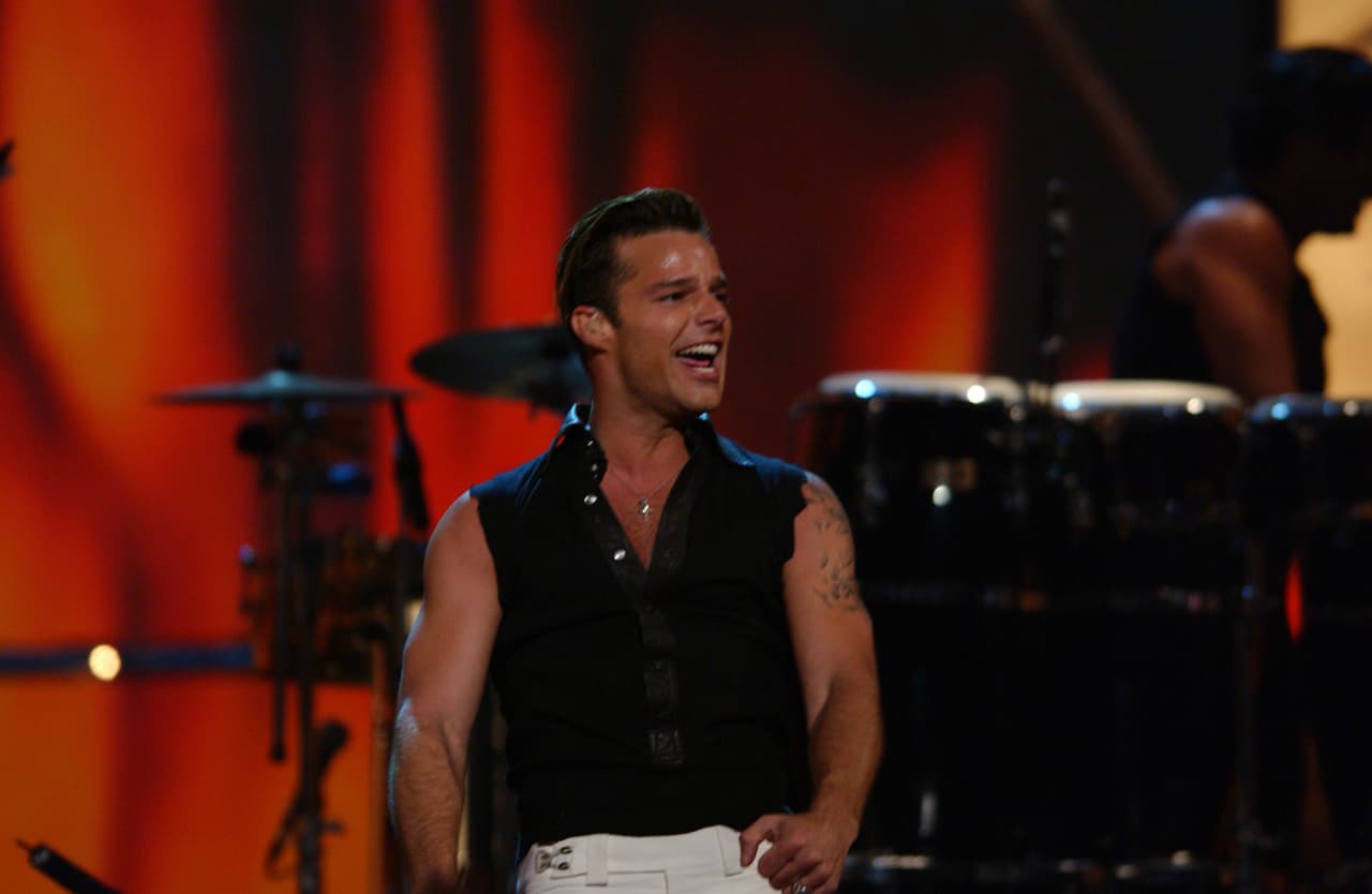 Por 10 años el cantante se mantuvo ausente de la premiación, hasta que en 2004 abrió en grande la ceremonia.