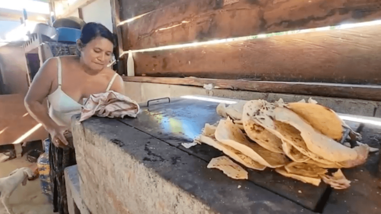 “Me dijo, te lo juro mamá, te voy a comprar tu pedacito”, dijo Ana María.
<b>La familia pudo construir su techo, pero están en la incertidumbre luego de los procesos legales que enfrentan tanto Raymundo como José Luis</b>, su hermano, quien antes ya había sido arrestado por ICE.