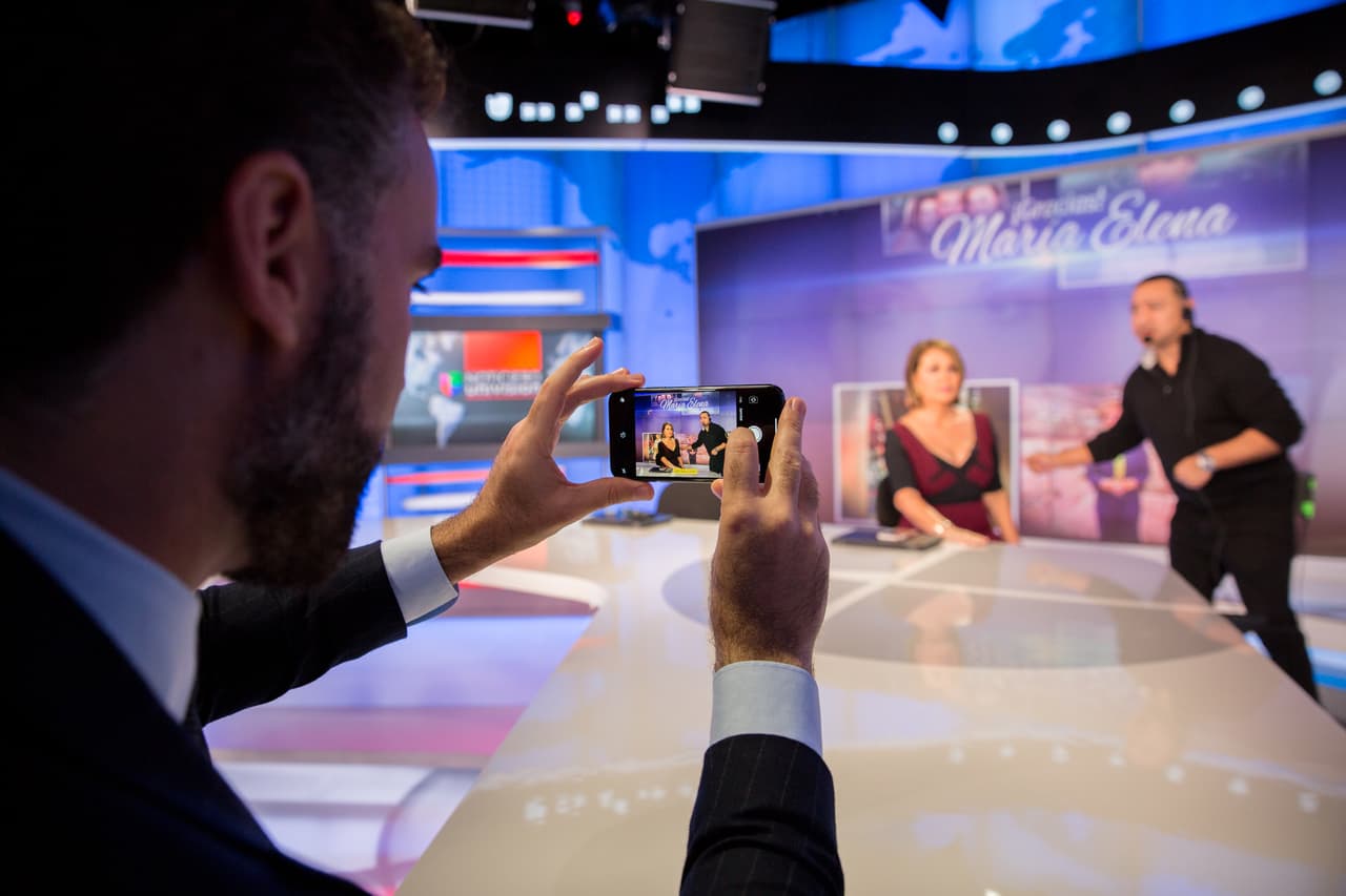 Enrique Acevedo, presentador de la Edición Nocturna del noticiero y siempre activo en redes sociales, se acercó para tomar una fotografía de los últimos momentos de Salinas en el canal.