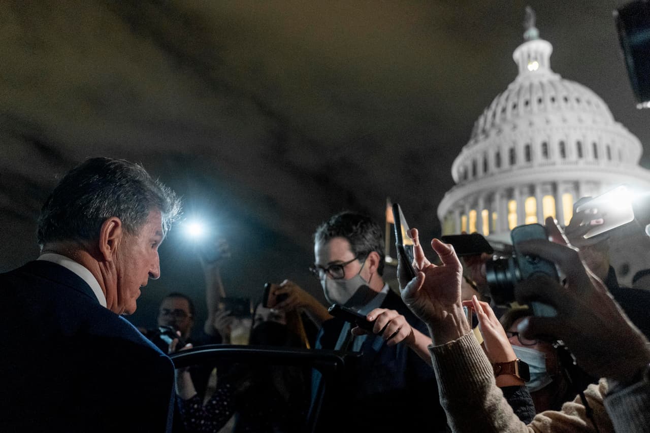 Los demócratas consideran renunciar al permiso remunerado para asegurar el apoyo de Manchin al plan de infraestructura de Biden