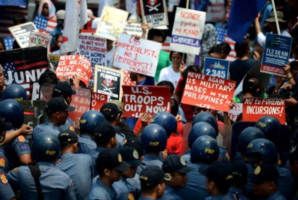 Las protestas contra Obama en Filipinas se tornaron violentas el miércoles.