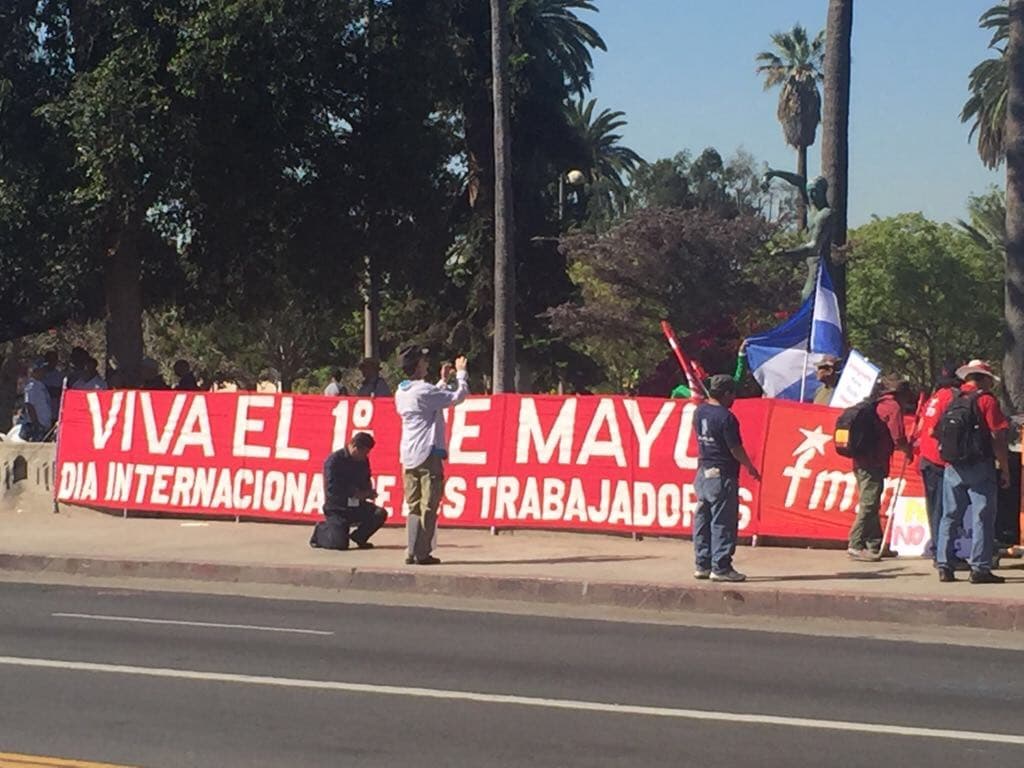 Carla Medrano compartiendo con los trabajadores y comunidad inmigrante en la ciudad de Los Ángeles.