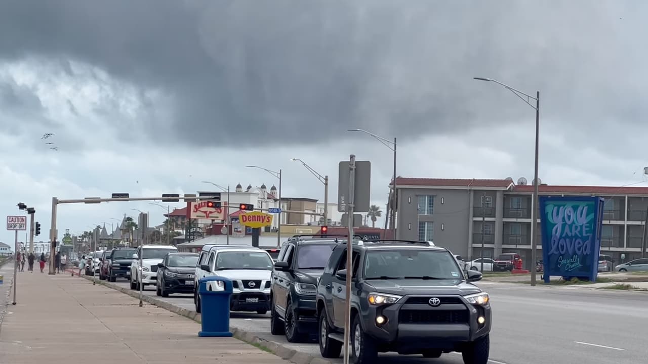 La tromba marina es un tipo de tornado que se produce en el agua. Pueden ser peligrosas y alcanzar velocidades de viento en más de 120 millas por hora.
