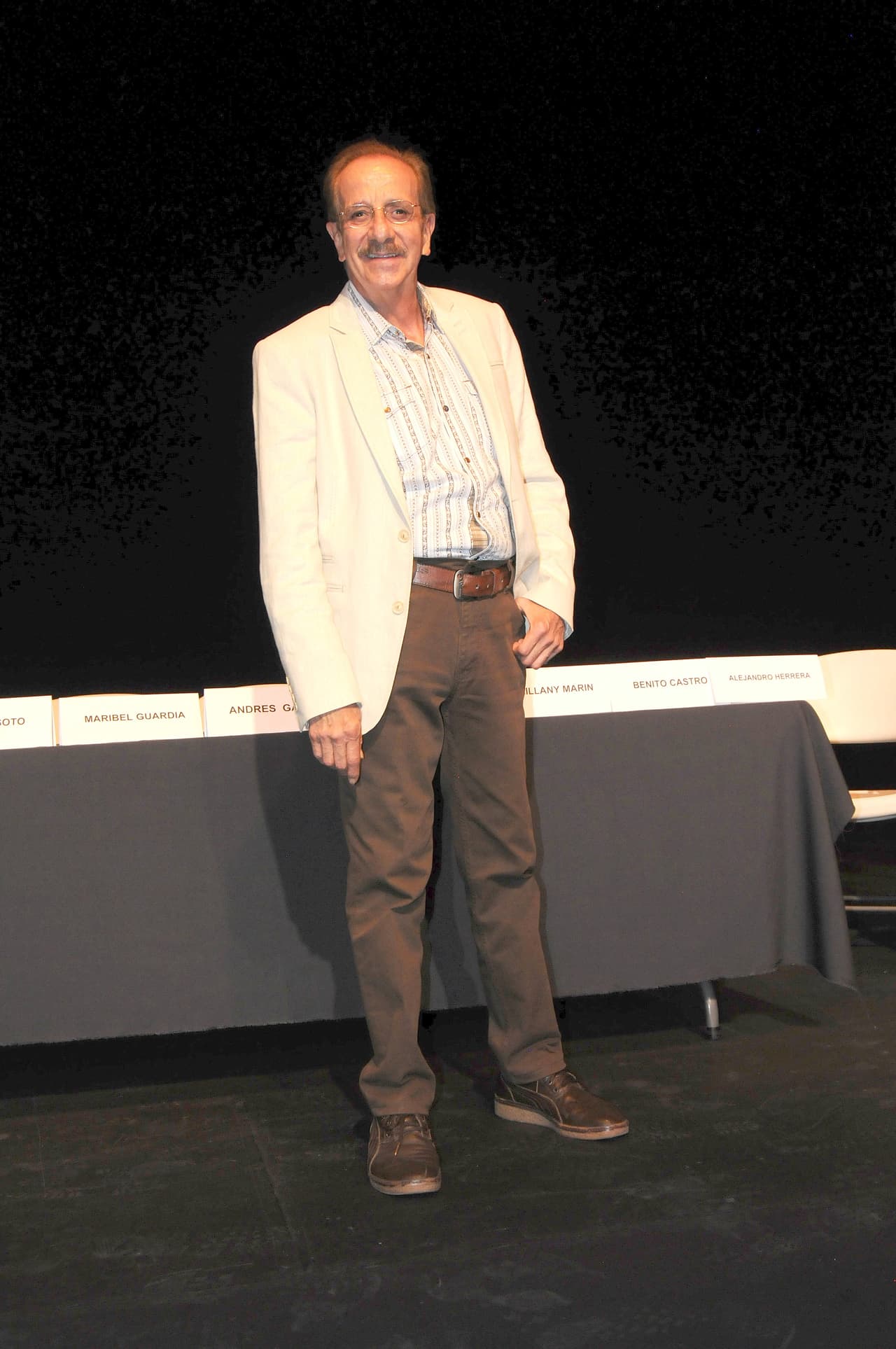 "Yo creo que la indicada para detener esto es la esposa, Gundy Becker, ella es la indicada, los demás no tenemos injerencia aunque seamos familiares […] Voy a hablar con ella más tarde y le voy a preguntar si ella autorizó esta situación". Un día antes el programa Ventaneando difundió declaraciones del artista plástico Ariel de la Peña donde aseguraba que contaba con la autorización de la esposa del fallecido Gualberto Castro.