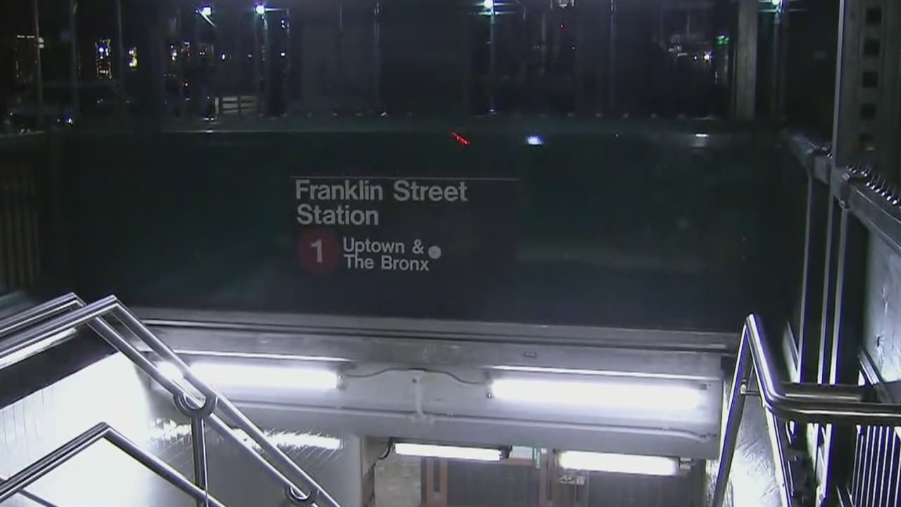 Buscan a tres sospechosos de apuñalar a dos pasajeros del subway en el Bajo Manhattan