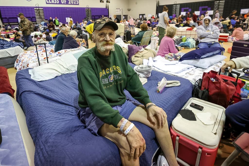 <b>Agarra cama grande: </b>Bill Rogers es uno de los 700 evacuados que se encuentran en el gimnasio del refugio de la escuela secundaria River Ridge, en preparación para el huracán Milton, el miércoles 9 de octubre de 2024, en New Port Richey, Florida. A las 2 pm, había más de 1,400 evacuados registrados en refugios de toda la escuela, junto con trabajadores de servicios públicos y de emergencia.