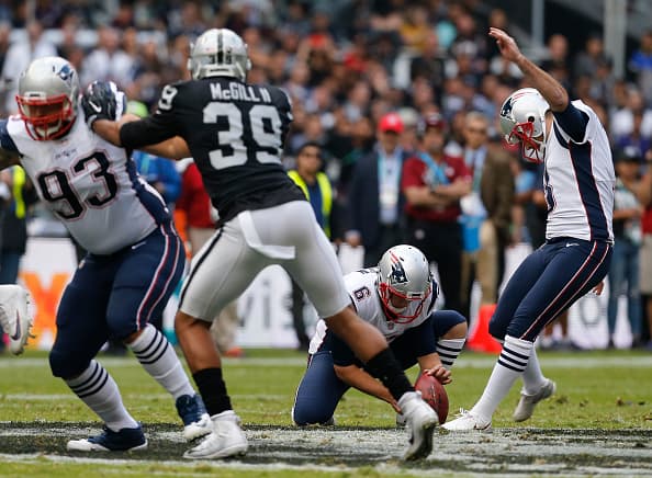 Stephen Gostkowski estuvo perfecto en sus 4 intentos de gol de campo, incluyendo uno de 62 yardas que se convirtió en el más largo en la historia de la franquicia.