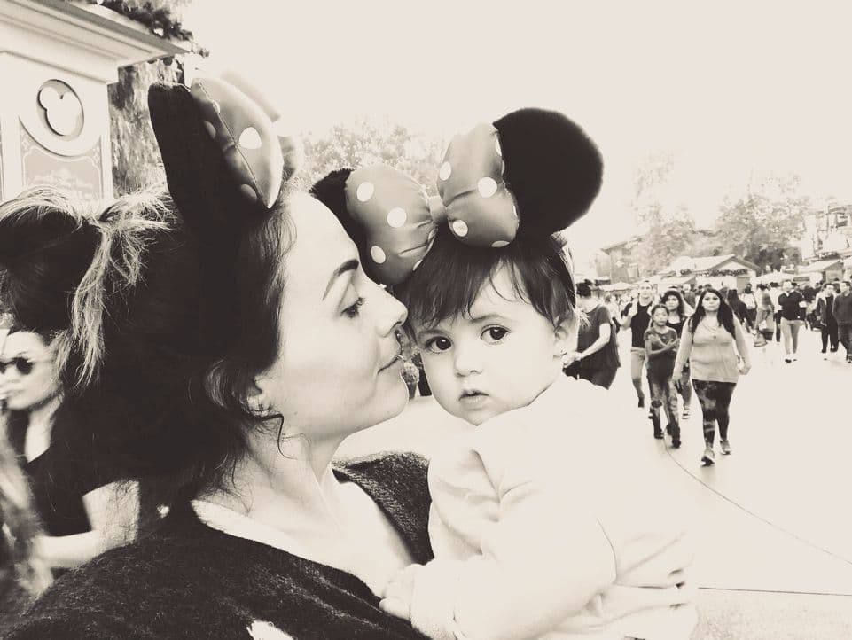 Fue la primera vez que 
<b><a href="https://www.univision.com/programas/novelas/las-fotos-mas-divertidas-de-zuria-vega-y-su-hija-fotos">Lúa</a></b> estuvo en Disneyland.