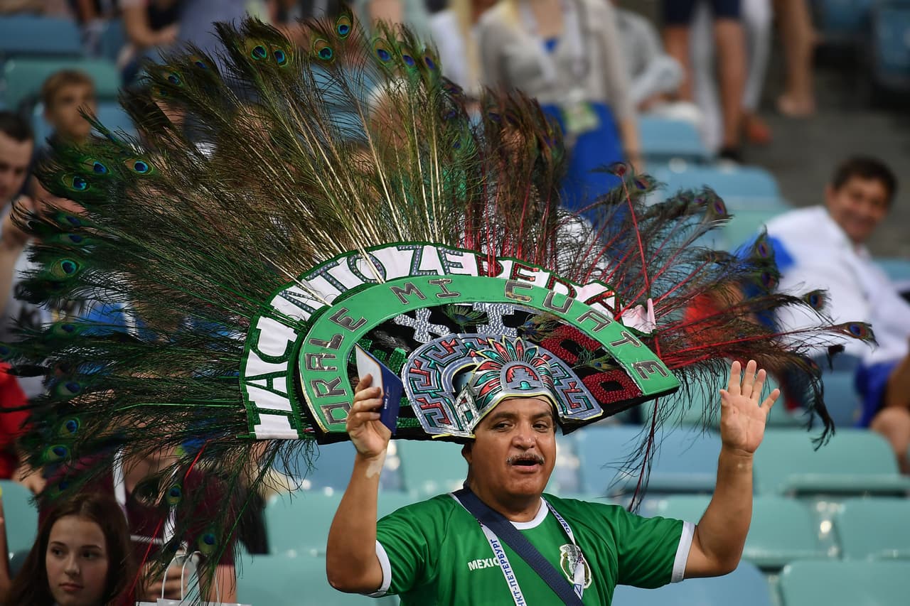 Pero el que más atrajo miradas y flashes fue el de este mexicano con plumas de pavo real.