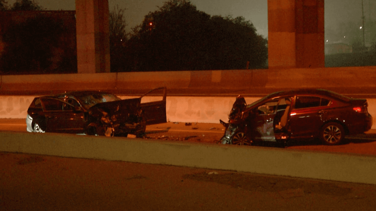 Dos autos chocan de frente y tres personas terminan en el hospital