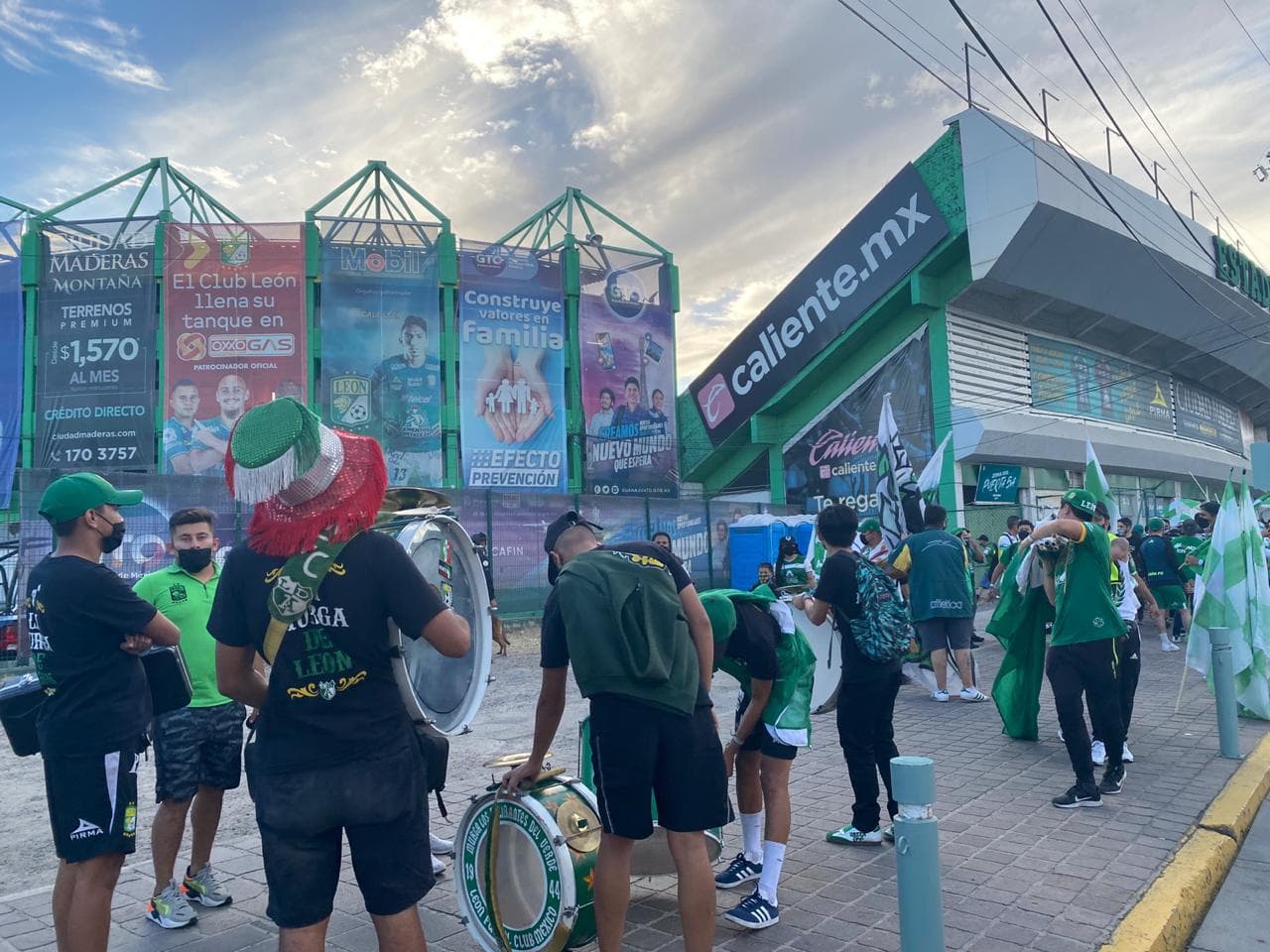 Las aficiones de los cuadros felinos acuden a las inmediaciones del estadio para recibir y apoyar a sus jugadores previo a la final de vuelta del Guard1anes 2020.