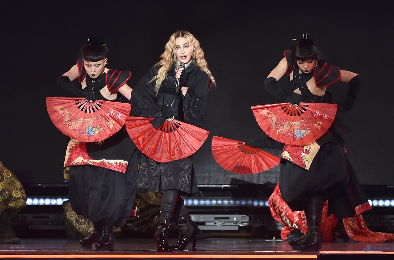 Madonna 'azota' a Rita Ora durante su concierto en Berlín