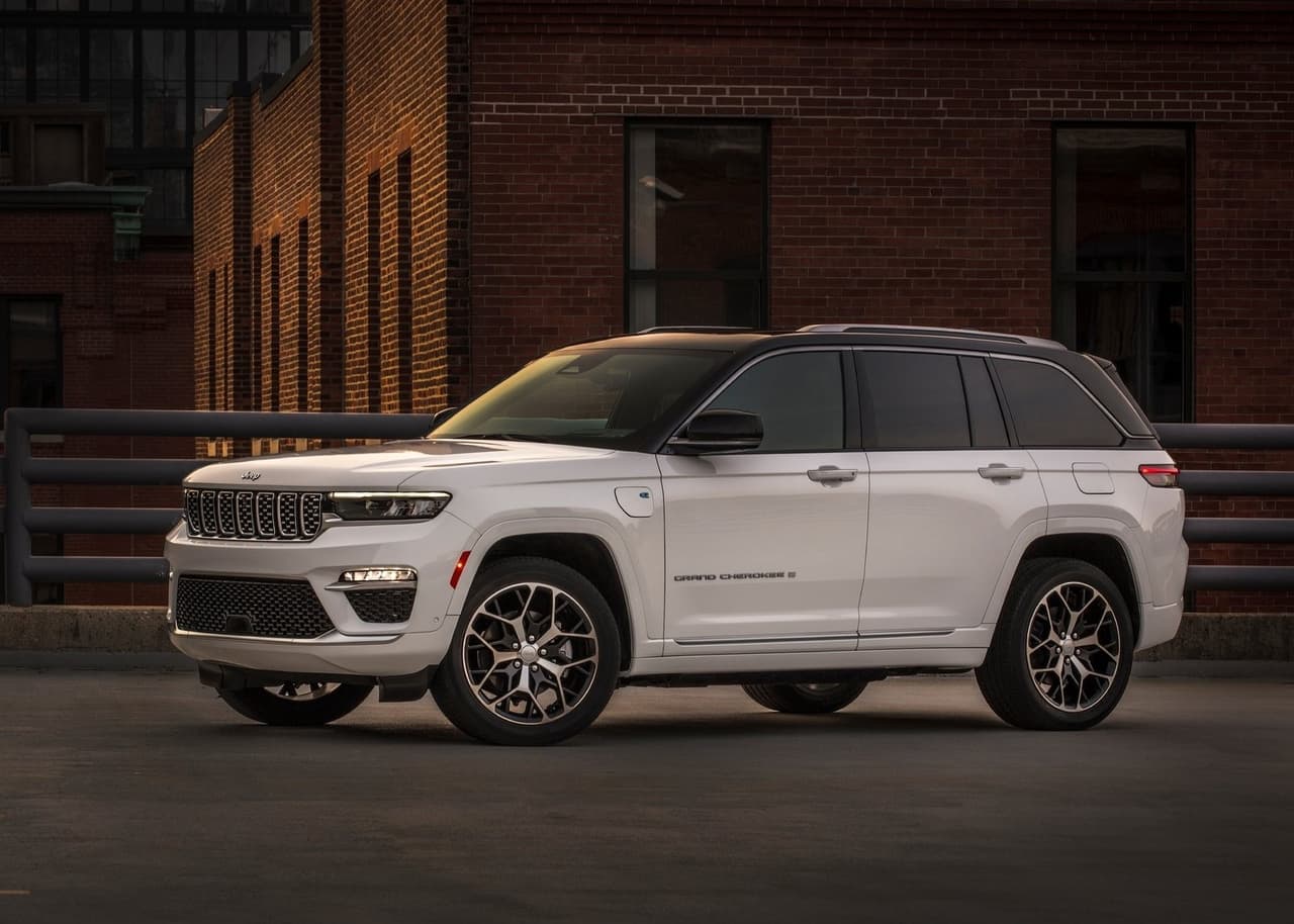 <h3 class="cms-H3-H3"><b>Jeep Grand Cherokee 2022</b></h3>
<br>
<br>La Jeep Grand Cherokee llega a su quinta generación con una nueva variante L de tres filas de asientos para acomodar a siete pasajeros y que ha sido desarrollada sobre una plataforma nunca antes usada en otros modelos. Su menú de motores está compuesto por dos opciones ya conocidas: un V6 de 3.6 litros (290 caballos de fuerza y 257 lb-pie de torque) y un V8 de 5.7 litros (357 caballos de fuerza y 390 lb-pie de torque). Se destaca también por implementar un atractivo diseño similar al del concepto Grand Wagoneer con materiales y acabados de alta calidad.
<br>
<br>
<b>Relacionado:</b> 
<a href="https://www.univision.com/carros/jeep-grand-cherokee-l-2021-quinta-generacion-detalles-fotos"><u>Jeep Grand Cherokee L 2021: detalles e imágenes de su quinta generación</u></a>