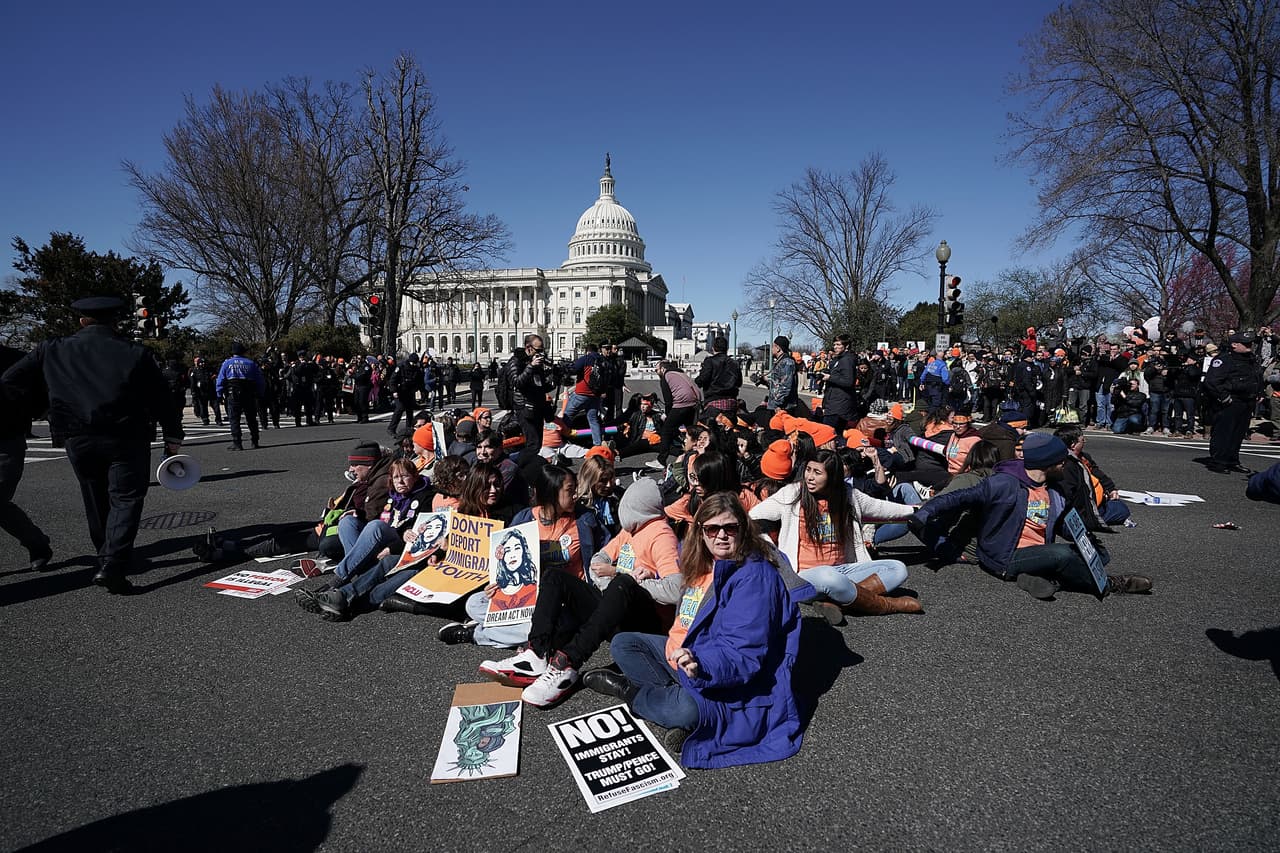 Los manifestantes bloquearon la avenida Independencia frente al Capitolio en Washington.