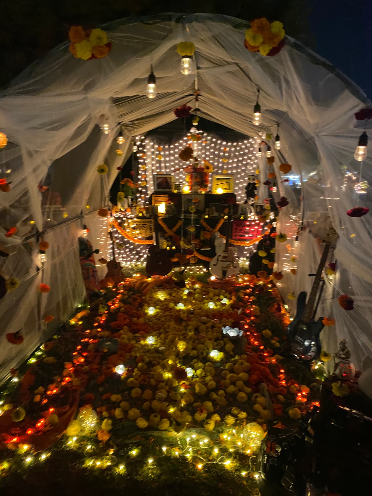 Una tradición de familias mexicanas para nuevas generaciones, que saca ventaja de la diversidad cultural de Los Ángeles, para dar a conocer los símbolos que las mantienen unidas.