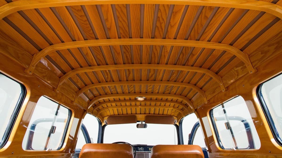 La cubierta interna del techo muestra un espectacular trabajo con 
<b>listones de madera</b> que recorren la longitud de la cabina de la camioneta.