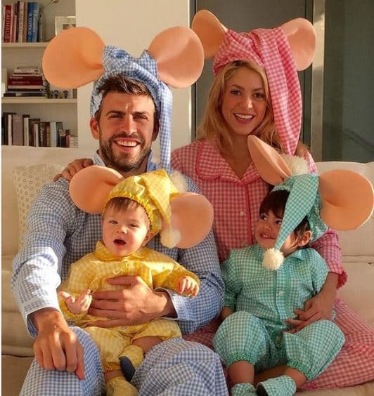 También toma nota del disfraz de Halloween de Shakira: toda su familia se vistió del famoso Topo Gigio.