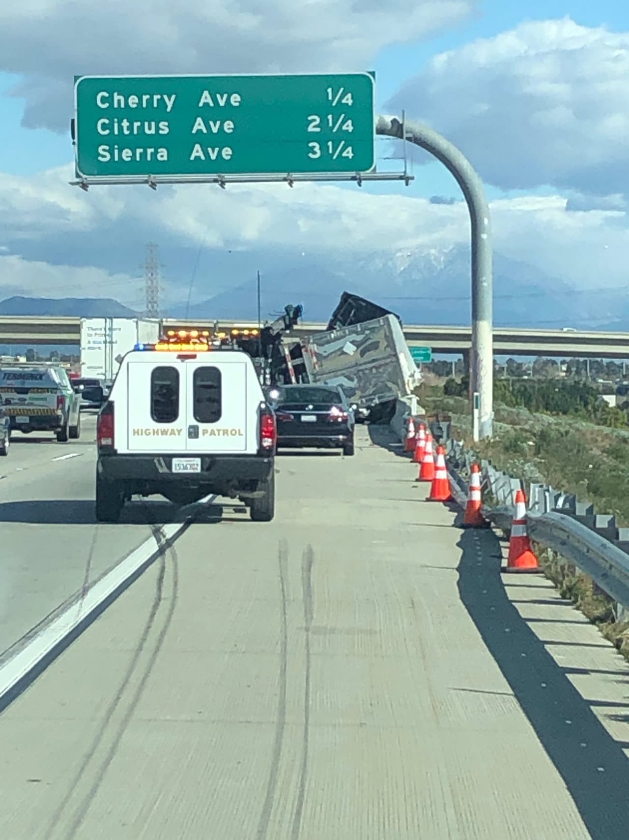 Las ráfagas de entre 65 y 70 millas por hora provocaron que al menos siete camiones de carga se volcaran el la zona de Inland Empire y Fontana, informó Caltrans 8.