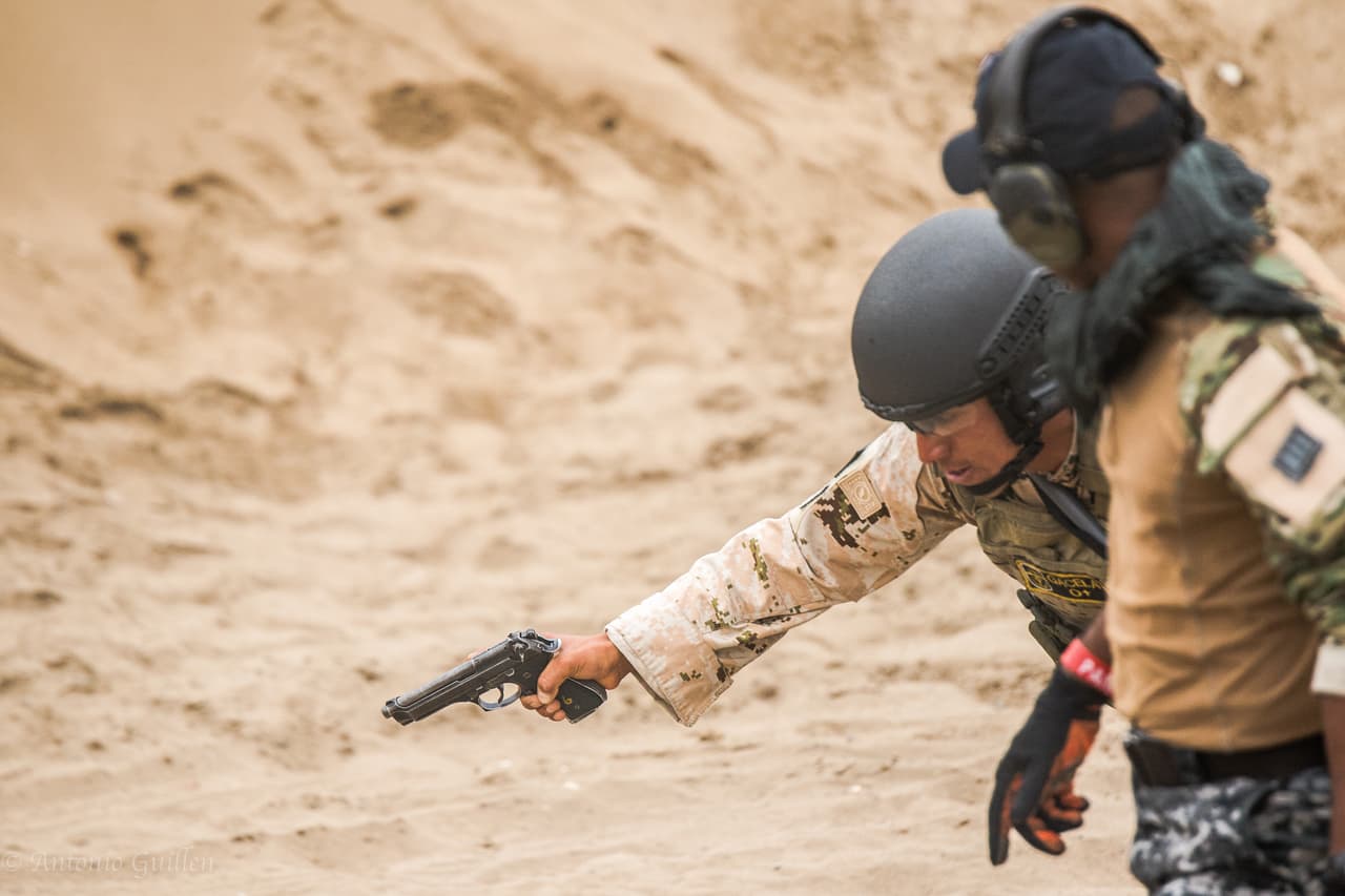 La primera semana de Fuerzas Comando llega a su fin con el equipo colombiano a la cabeza, en segundo lugar el equipo de Perú y Estados Unidos en tercer lugar. Durante esta semana, los militares de élite atravesaron pruebas que llevan al extremo tanto su resistencia física como mental, además de sus habilidades tácticas. Esto es algo de lo que se ha vivido en Fuerzas Comando 2016.
