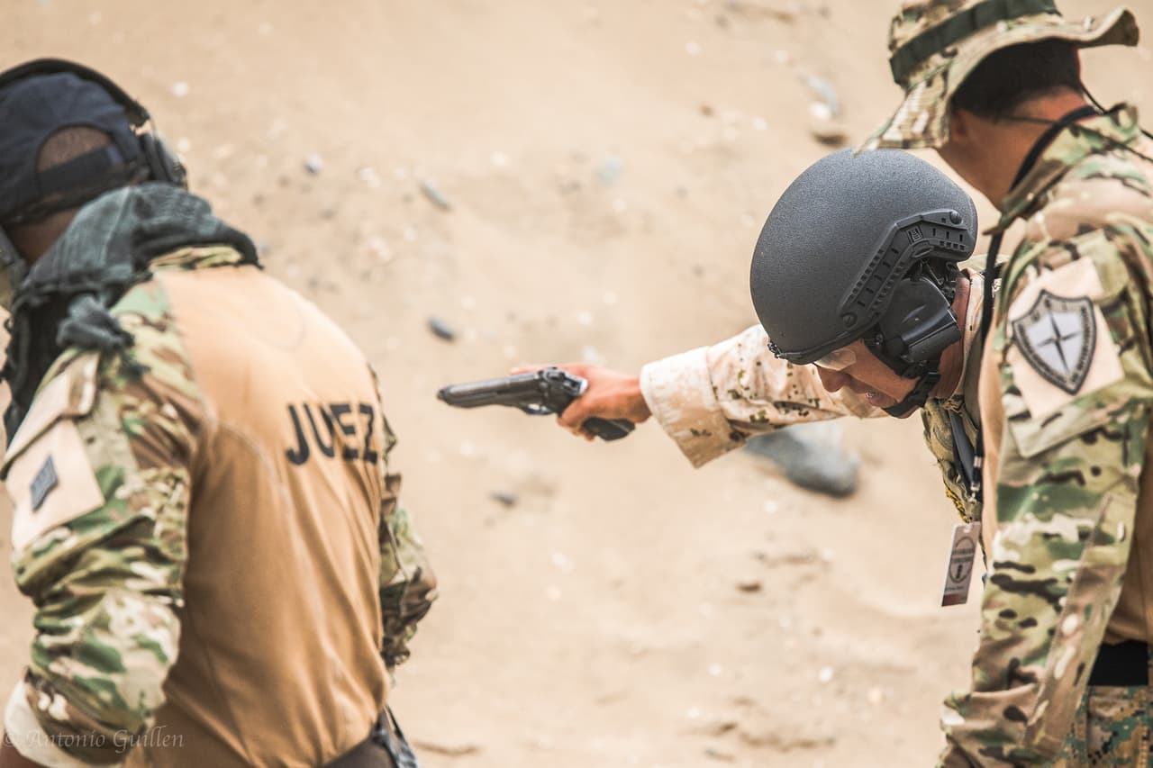 La primera semana de Fuerzas Comando llega a su fin con el equipo colombiano a la cabeza, en segundo lugar el equipo de Perú y Estados Unidos en tercer lugar. Durante esta semana, los militares de élite atravesaron pruebas que llevan al extremo tanto su resistencia física como mental, además de sus habilidades tácticas. Esto es algo de lo que se ha vivido en Fuerzas Comando 2016.