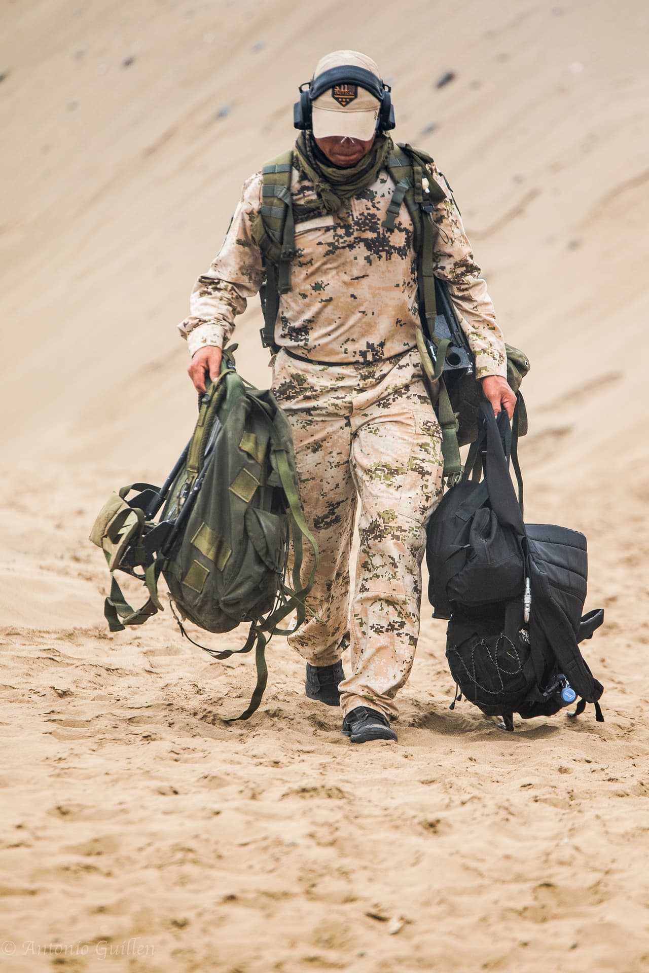 La primera semana de Fuerzas Comando llega a su fin con el equipo colombiano a la cabeza, en segundo lugar el equipo de Perú y Estados Unidos en tercer lugar. Durante esta semana, los militares de élite atravesaron pruebas que llevan al extremo tanto su resistencia física como mental, además de sus habilidades tácticas. Esto es algo de lo que se ha vivido en Fuerzas Comando 2016.