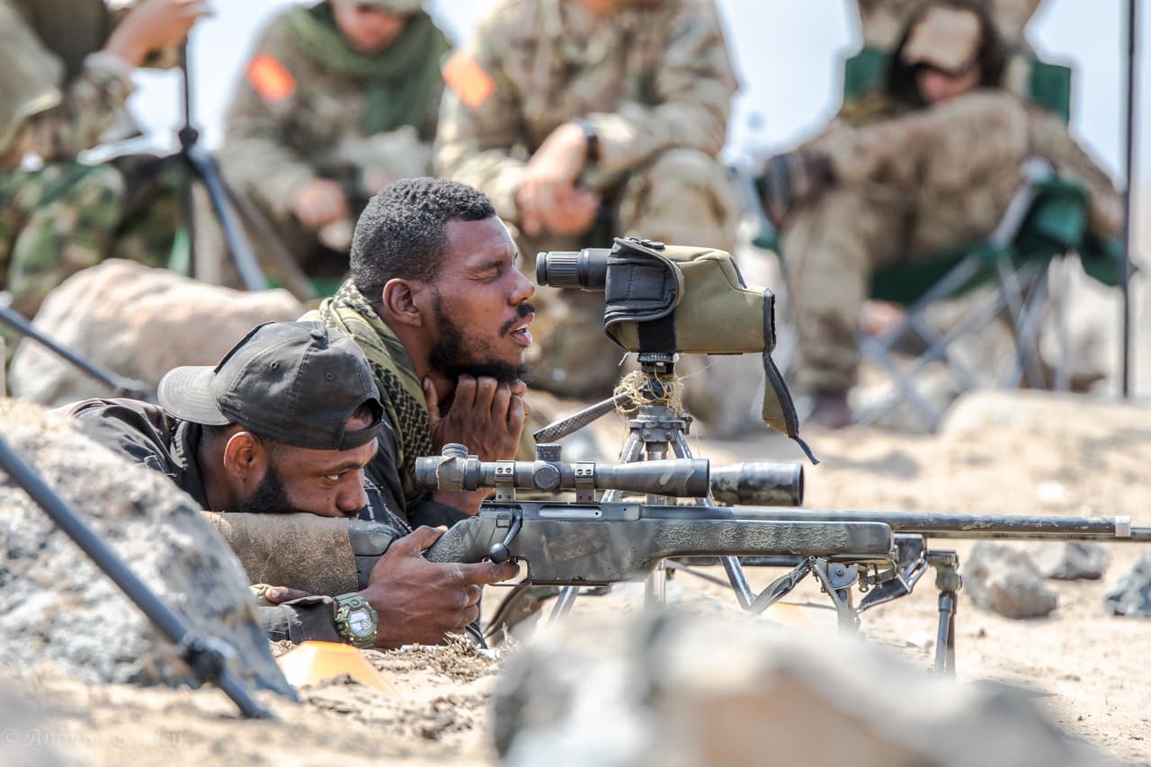 La primera semana de Fuerzas Comando llega a su fin con el equipo colombiano a la cabeza, en segundo lugar el equipo de Perú y Estados Unidos en tercer lugar. Durante esta semana, los militares de élite atravesaron pruebas que llevan al extremo tanto su resistencia física como mental, además de sus habilidades tácticas. Esto es algo de lo que se ha vivido en Fuerzas Comando 2016.