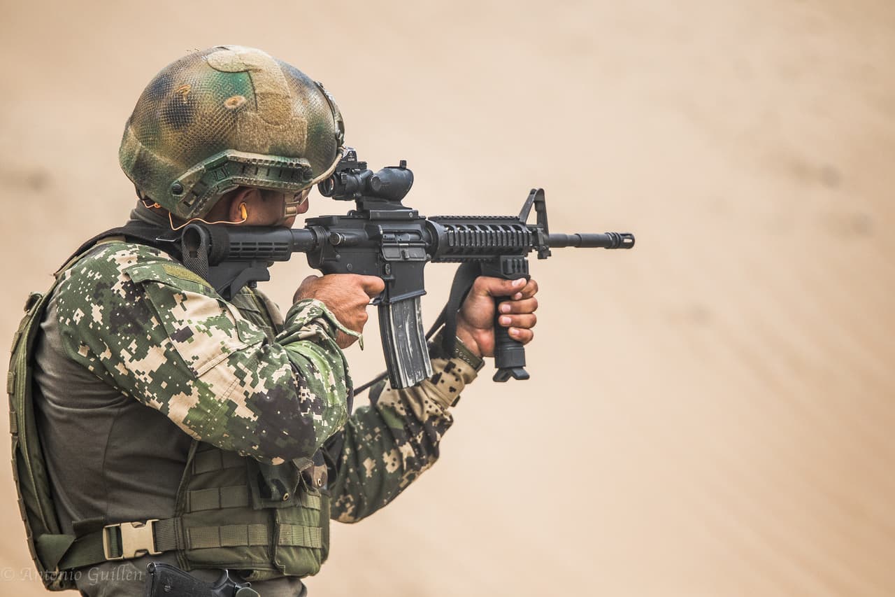 La primera semana de Fuerzas Comando llega a su fin con el equipo colombiano a la cabeza, en segundo lugar el equipo de Perú y Estados Unidos en tercer lugar. Durante esta semana, los militares de élite atravesaron pruebas que llevan al extremo tanto su resistencia física como mental, además de sus habilidades tácticas. Esto es algo de lo que se ha vivido en Fuerzas Comando 2016.