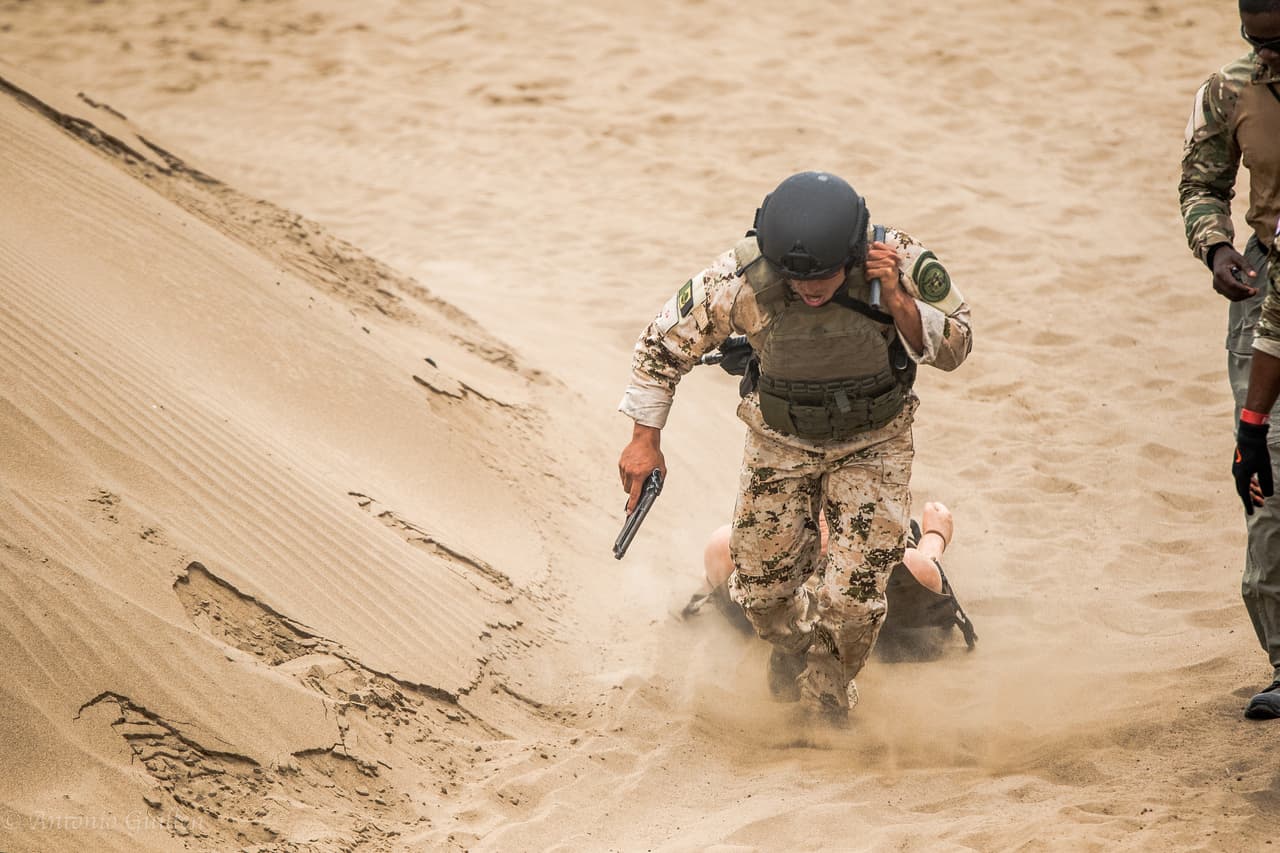 La primera semana de Fuerzas Comando llega a su fin con el equipo colombiano a la cabeza, en segundo lugar el equipo de Perú y Estados Unidos en tercer lugar. Durante esta semana, los militares de élite atravesaron pruebas que llevan al extremo tanto su resistencia física como mental, además de sus habilidades tácticas. Esto es algo de lo que se ha vivido en Fuerzas Comando 2016.