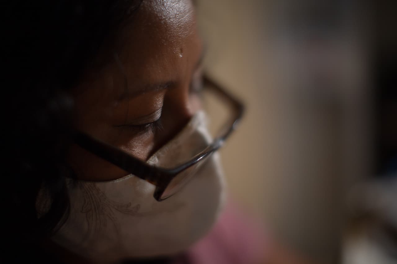 <b>"We feel disappointed"</b> - Blanca Marín also lost her job at a Homestead nursery. In spite of her frustration over the lack of federal aid — even though she pays taxes with a personal identification number known as ITIN — the Guatemalan, who has been in the U.S. for five years, switched gears and began to make masks. The small business has helped her pay her bills during the crisis. "I had a sewing machine that a friend gave me. It was sitting there, dusty. So I said 'I'm going to make masks.’ I found a pattern on the internet and started with fabric that I had sitting around.”