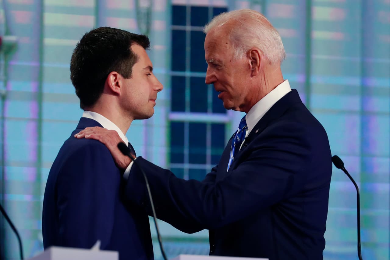 <b>Pete Buttigieg:</b> "Nuestro objetivo siempre ha sido ayudar a unificar a los estadounidenses para vencer a Donald Trump”, dijo el exalcalde de Fort Bend, Indiana, el 1 de marzo.
<a href="https://www.univision.com/noticias/elecciones-en-eeuu-2020/klobuchar-y-buttigieg-dejan-las-primarias-democratas-y-le-regalan-un-superlunes-a-biden">Dos días después anunció que daría su apoyó a Joe Biden</a>, quien reaccionó diciendo que Buttigieg es “alguien que tiene una gran valentía moral tan grande como física. Bienvenido al equipo".