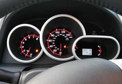 Revise los faros, 
<b>luces</b> de freno, señales de giro, luces intermitentes de emergencia y luces interiores, ya que con las bajas temperaturas los 
<b>sistemas eléctricos del vehículo pueden ser susceptibles a fallas</b> o averías. Remueve suciedad o escarcha de las luces.